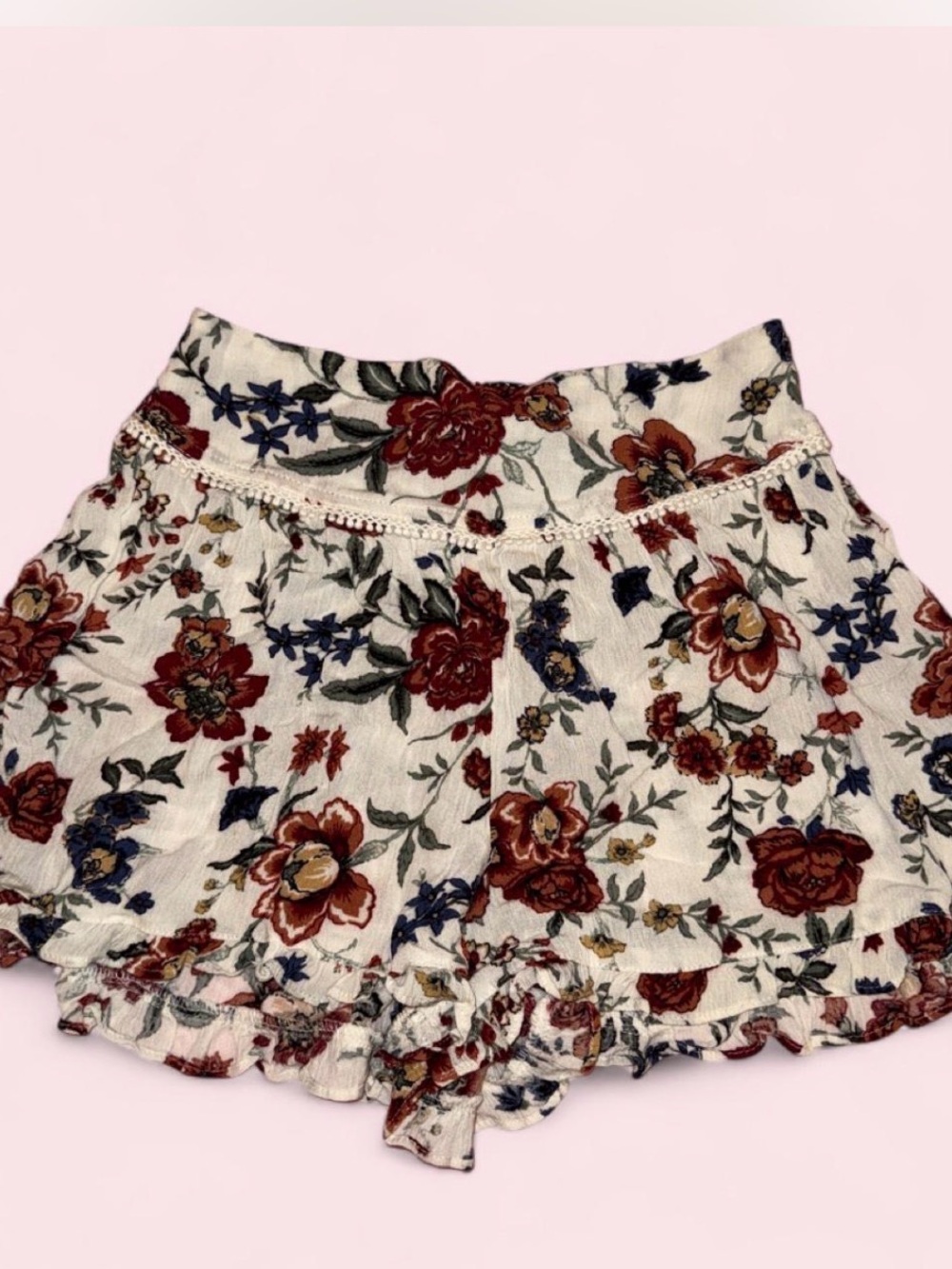 American Eagle Floral Ruffle Women’s Shorts - White with Red & Blue Flower Print